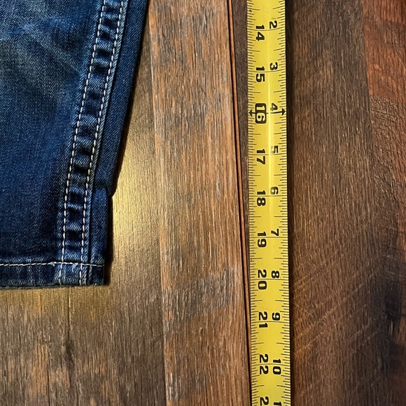 Miss Me Signature Cuffed Capri - Picture 9 of 14